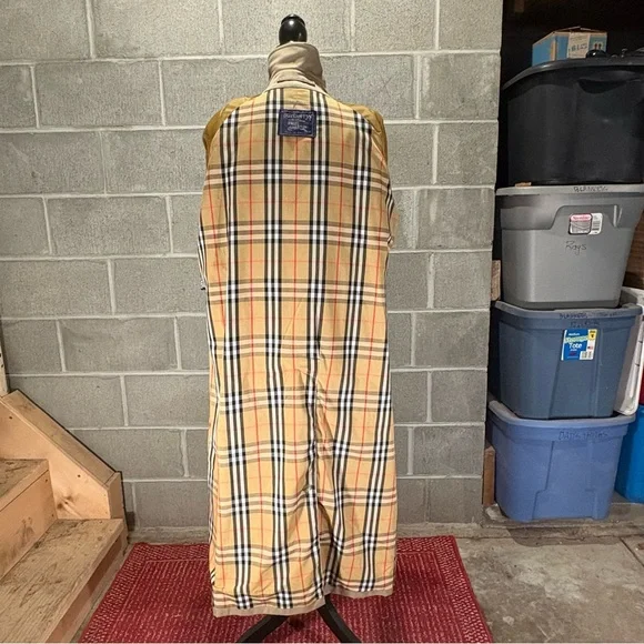 Burberry trench coat. - Picture 9 of 14